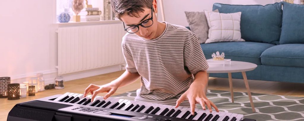 חבילת נגינה Yamaha PSR E273 למתחילים כולל בידורית Spirit-1000 — תמונה 5